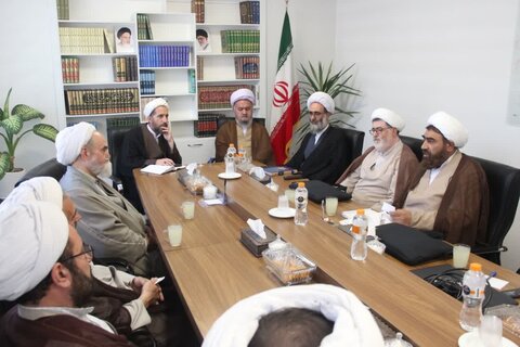 تصاویر / جلسه شور ای حوزه علمیه استان قزوین با حضور مدیر منطقه ۲ حوزه قائم مقام امور استانها ی حوزه های علمیه کشور