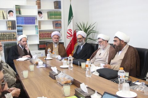 تصاویر / جلسه شور ای حوزه علمیه استان قزوین با حضور مدیر منطقه ۲ حوزه قائم مقام امور استانها ی حوزه های علمیه کشور