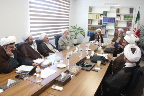 تصاویر / جلسه شور ای حوزه علمیه استان قزوین با حضور مدیر منطقه ۲ حوزه قائم مقام امور استانها ی حوزه های علمیه کشور