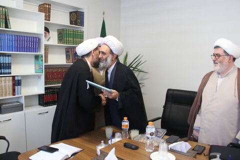 تصاویر / جلسه شور ای حوزه علمیه استان قزوین با حضور مدیر منطقه ۲ حوزه قائم مقام امور استانها ی حوزه های علمیه کشور