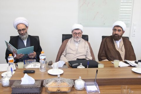 تصاویر / جلسه شور ای حوزه علمیه استان قزوین با حضور مدیر منطقه ۲ حوزه قائم مقام امور استانها ی حوزه های علمیه کشور