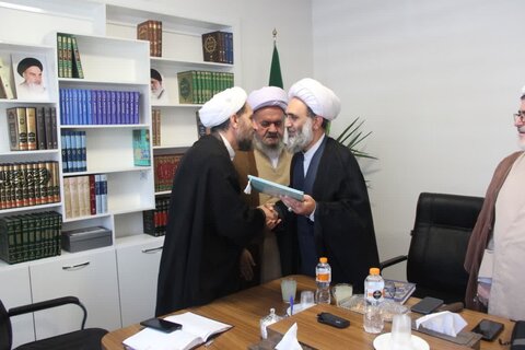 تصاویر / جلسه شور ای حوزه علمیه استان قزوین با حضور مدیر منطقه ۲ حوزه قائم مقام امور استانها ی حوزه های علمیه کشور