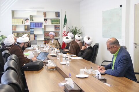 تصاویر / جلسه شور ای حوزه علمیه استان قزوین با حضور مدیر منطقه ۲ حوزه قائم مقام امور استانها ی حوزه های علمیه کشور