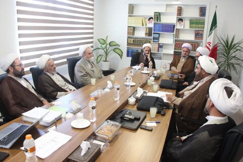 تصاویر / جلسه شور ای حوزه علمیه استان قزوین با حضور مدیر منطقه ۲ حوزه قائم مقام امور استانها ی حوزه های علمیه کشور