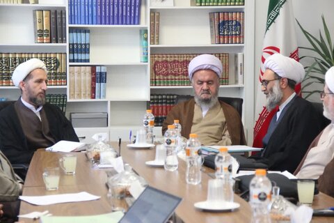 تصاویر / جلسه شور ای حوزه علمیه استان قزوین با حضور مدیر منطقه ۲ حوزه قائم مقام امور استانها ی حوزه های علمیه کشور