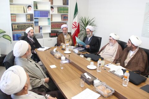 تصاویر / جلسه شور ای حوزه علمیه استان قزوین با حضور مدیر منطقه ۲ حوزه قائم مقام امور استانها ی حوزه های علمیه کشور