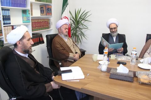 تصاویر / جلسه شور ای حوزه علمیه استان قزوین با حضور مدیر منطقه ۲ حوزه قائم مقام امور استانها ی حوزه های علمیه کشور