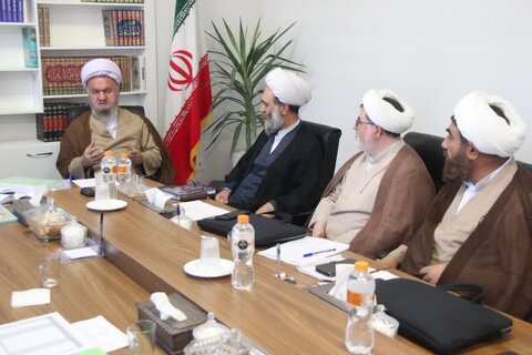 تصاویر / جلسه شور ای حوزه علمیه استان قزوین با حضور مدیر منطقه ۲ حوزه قائم مقام امور استانها ی حوزه های علمیه کشور