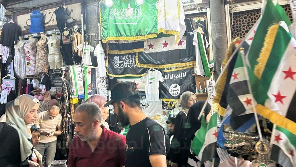 दमिश्क में ISIS के झंडे की खुलेआम बिक्री/ सरकारी संस्थाएं मूक दर्शक