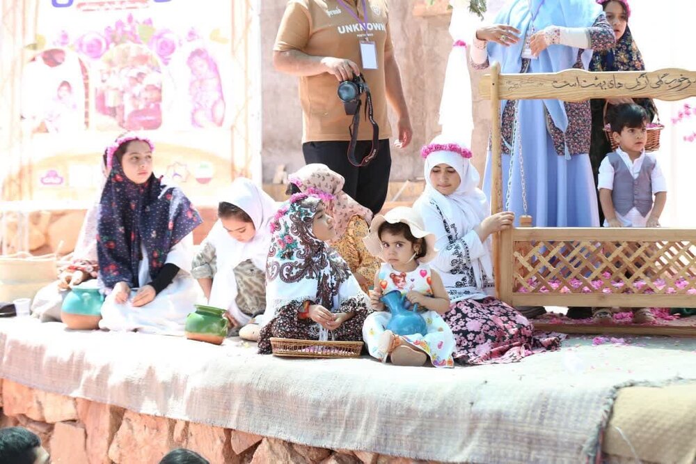 آیین سنتی «گل غلتان» در روستای پنداس برگزار شد+عکس