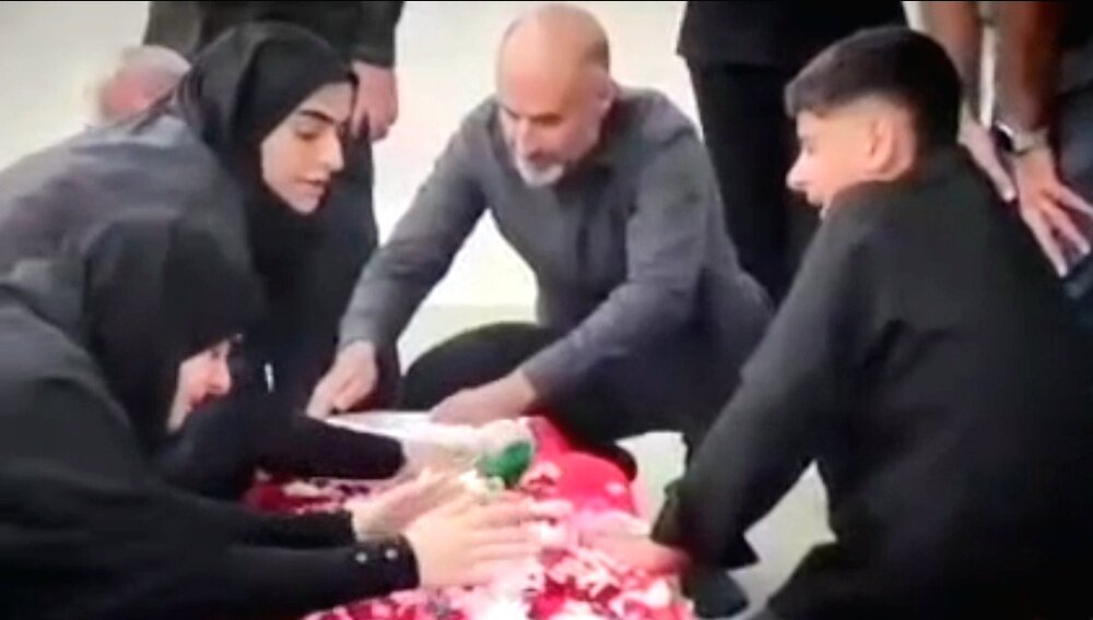 فیلم| دیدار خانواده شهید مدافع امنیت با پیکر او