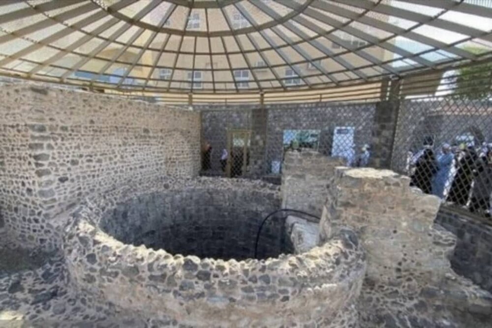 وہ مقدس چشمہ جس کے پانی سے رسولِ خدا (ص) کو غسل دیا گیا