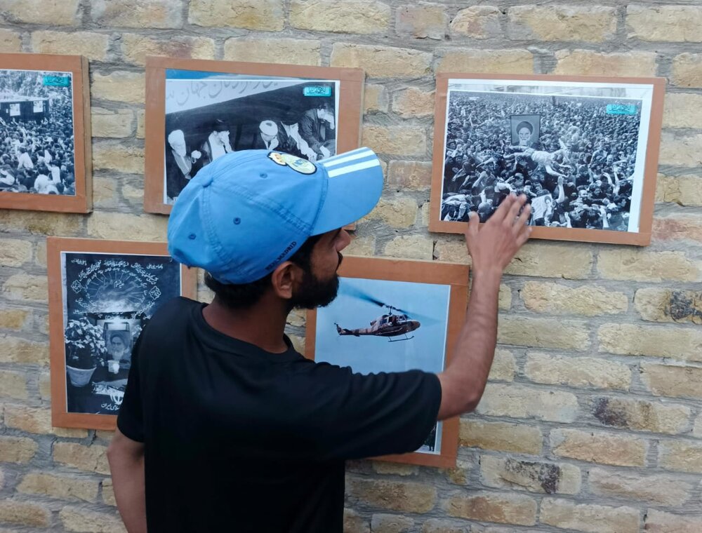 برگزاری نمایشگاه تصویری به مناسبت سالگرد رحلت امام خمینی (ره) در مدرسه خاتم النبیین (ع) کویته پاکستان