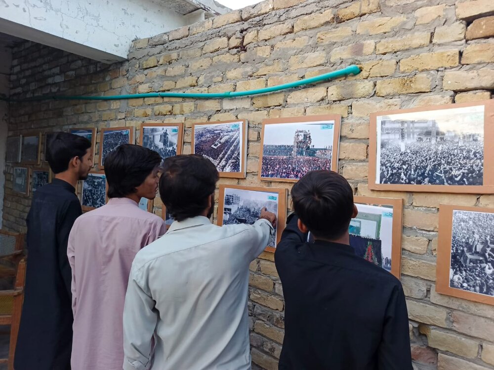 برگزاری نمایشگاه تصویری به مناسبت سالگرد رحلت امام خمینی (ره) در مدرسه خاتم النبیین (ع) کویته پاکستان