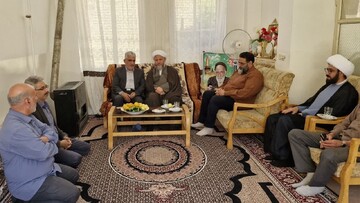 امام جمعه آران و بیدگل از خانواده‌ شهیدان سکوت و جندقیان تجلیل کرد+ تصاویر