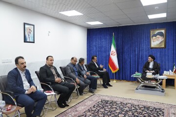 تصاویر/ دیدار مدیرعامل بانک ملی لرستان و کارکنان با نماینده ولی فقیه در استان