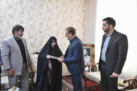 تصاویر دیدار مدیرکل بنیاد شهید لرستان با برخی خانواده شهیدان الیگودرز