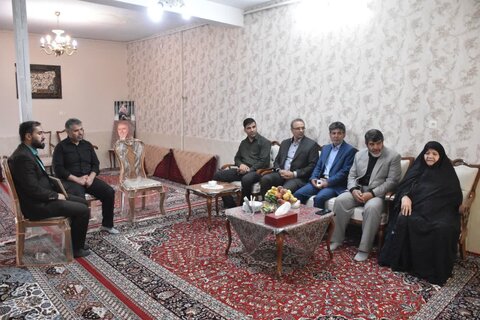 تصاویر دیدار مدیرکل بنیاد شهید لرستان با برخی خانواده شهیدان الیگودرز