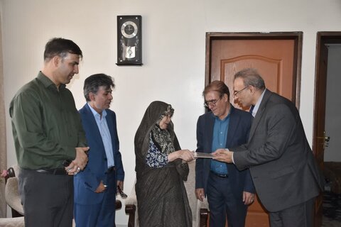 تصاویر دیدار مدیرکل بنیاد شهید لرستان با برخی خانواده شهیدان الیگودرز