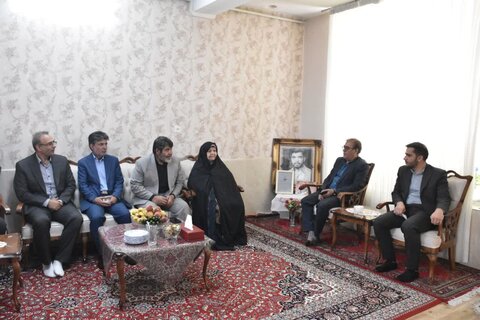 تصاویر دیدار مدیرکل بنیاد شهید لرستان با برخی خانواده شهیدان الیگودرز