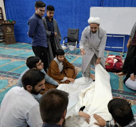 تصاویر/  برگزاری کارگاه مهارتی آموزش کفن و دفن میت در مدرسه علمیه امام خامنه‌ای ارومیه