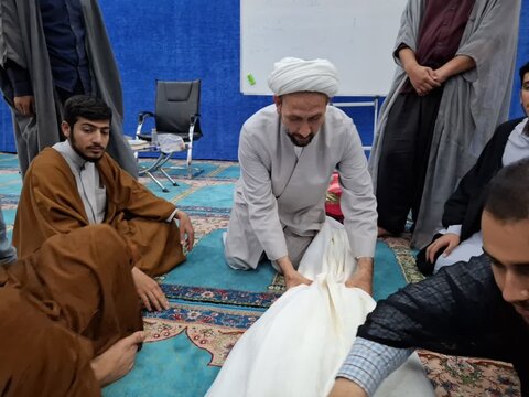 تصاویر/  برگزاری کارگاه مهارتی آموزش کفن و دفن میت در مدرسه علمیه امام خامنه‌ای ارومیه