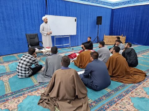 تصاویر/  برگزاری کارگاه مهارتی آموزش کفن و دفن میت در مدرسه علمیه امام خامنه‌ای ارومیه