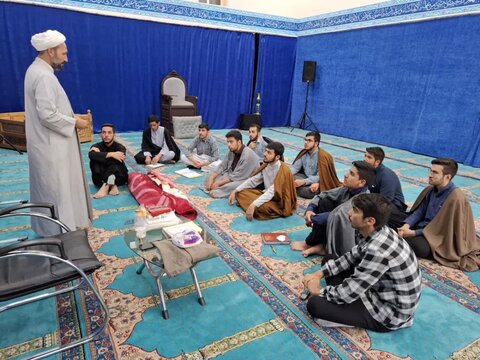 تصاویر/  برگزاری کارگاه مهارتی آموزش کفن و دفن میت در مدرسه علمیه امام خامنه‌ای ارومیه