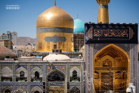 تغيير راية القبة الرضوية المقدسة استعدادًا لذكرى شهادة الإمام الباقر (عليه السلام)