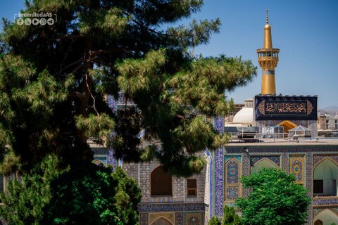 تغيير راية القبة الرضوية المقدسة استعدادًا لذكرى شهادة الإمام الباقر (عليه السلام)