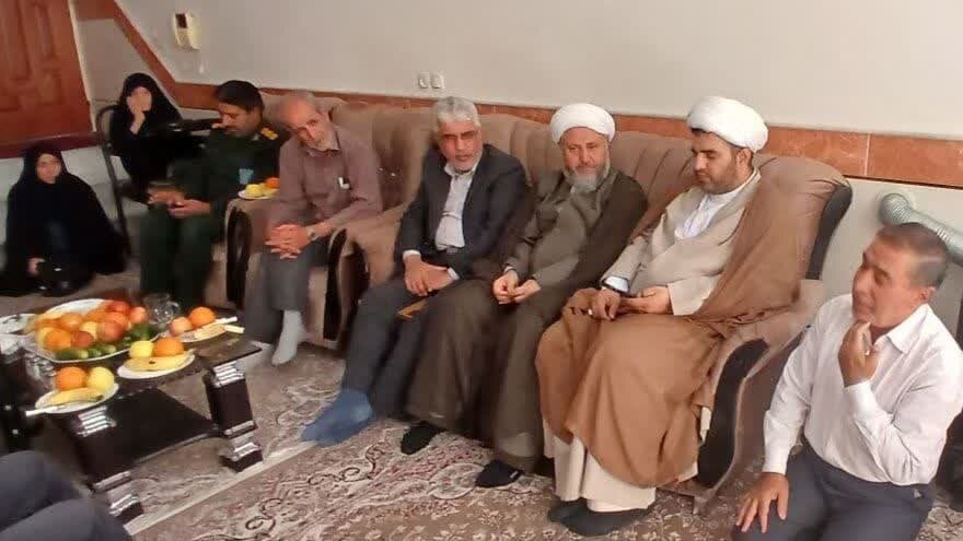 امام جمعه آران و بیدگل از خانواده‌ شهیدان سکوت و جندقیان تجلیل کرد+ تصاویر