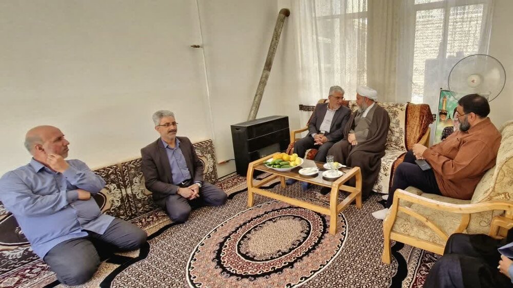 امام جمعه آران و بیدگل از خانواده شهیدان سکوت و جندقیان تجلیل کرد+عکس