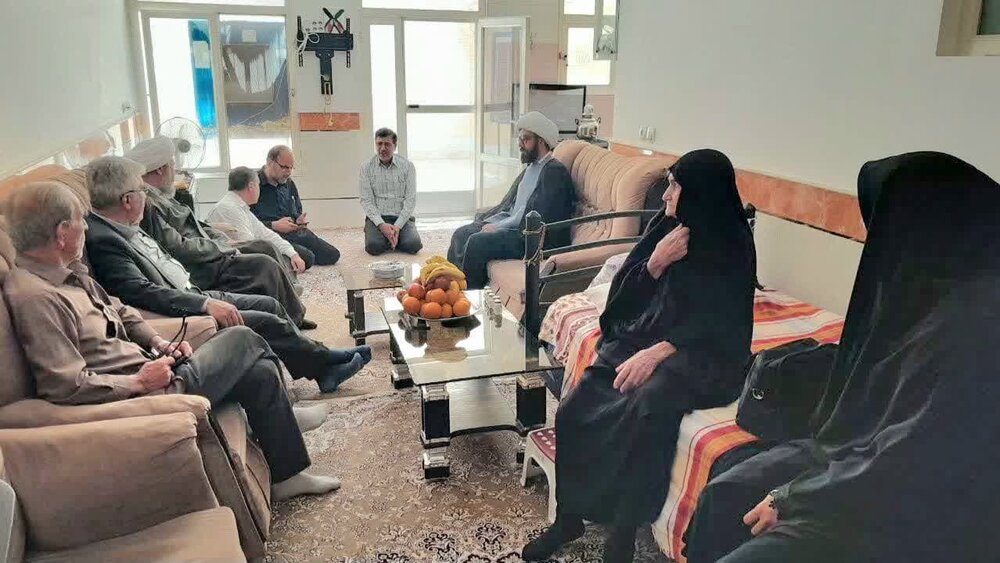 امام جمعه آران و بیدگل از خانواده شهیدان سکوت و جندقیان تجلیل کرد+عکس