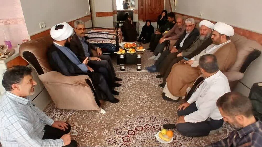 امام جمعه آران و بیدگل از خانواده‌ شهیدان سکوت و جندقیان تجلیل کرد+عکس