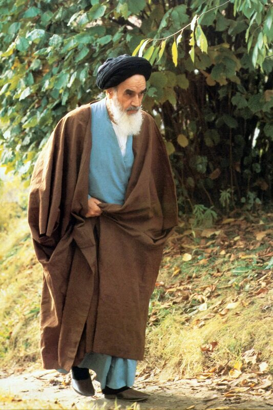 İmam Xomeyninin (r) arzuladığı hövzə canlı, inqilabi, dövrün tələblərini anlayan və xalq yönümlü bir hövzədir / Pir Cəməranın (İmam Xomeyninin) Amerika ilə danışıqlara baxışı necə idi?