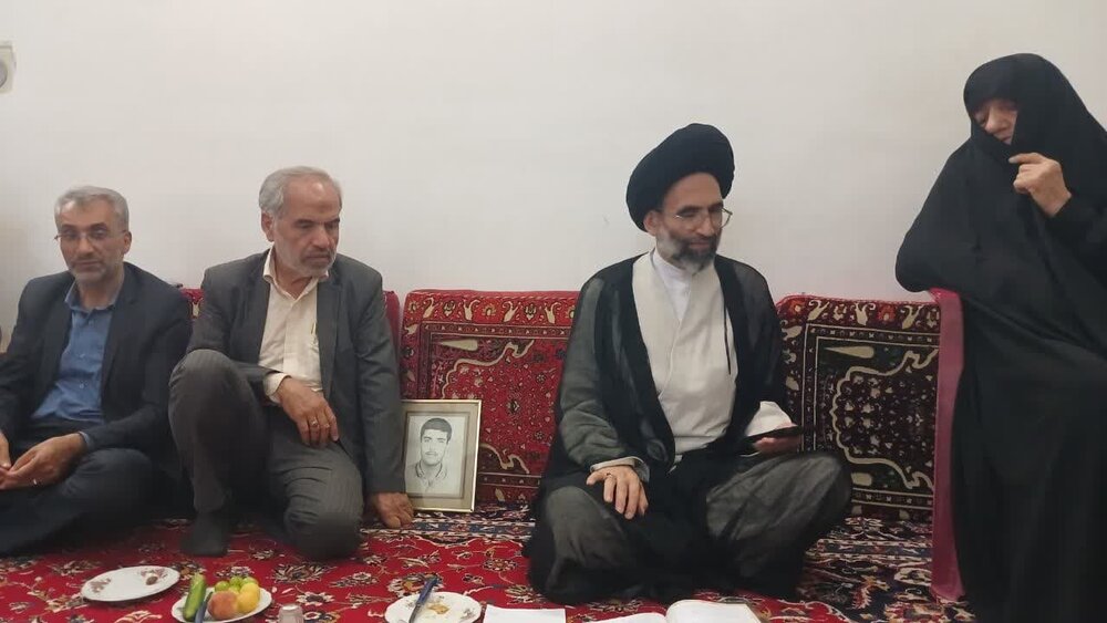 دیدار امام جمعه کاشان با تعدادی از خانواده‌های شهدا+عکس