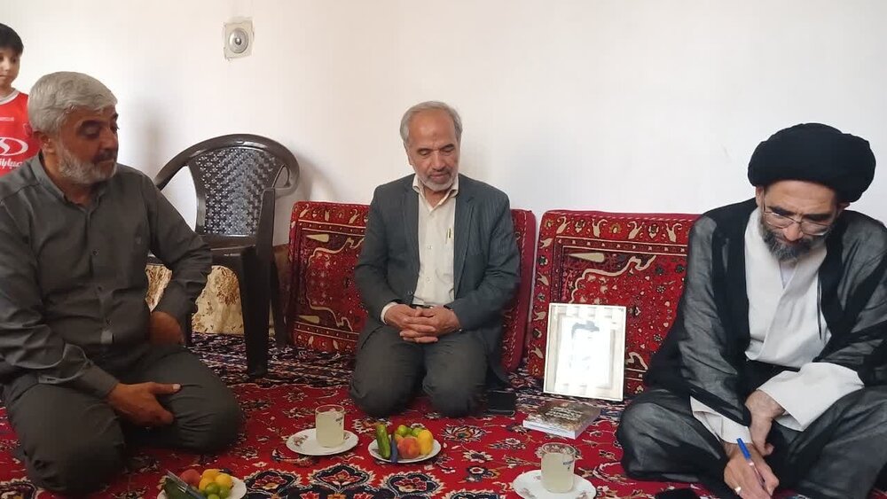 دیدار امام جمعه کاشان با تعدادی از خانواده‌های شهدا+عکس