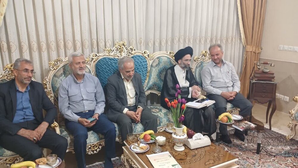 دیدار امام جمعه کاشان با تعدادی از خانواده‌های شهدا+عکس