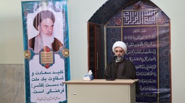 امام خمینی(ره) با حرکت خود استقلال و خودباوری را برای ما به ارمغان آورد