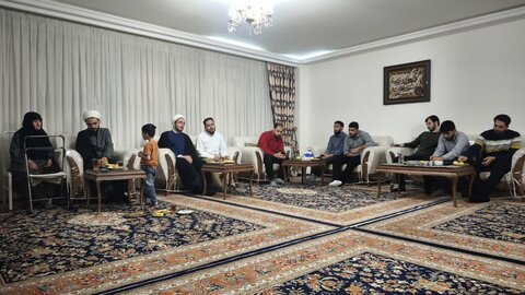 دیدار طلاب مدرسه علمیه آیت الله آخوند(ره) با مادر شهید رضا رمضانی پور