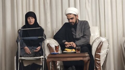 دیدار طلاب مدرسه علمیه آیت الله آخوند(ره) با مادر شهید رضا رمضانی پور