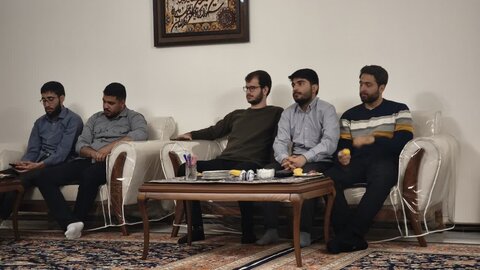 دیدار طلاب مدرسه علمیه آیت الله آخوند(ره) با مادر شهید رضا رمضانی پور