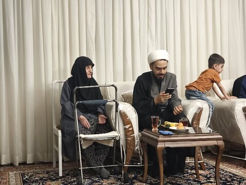 دیدار طلاب مدرسه علمیه آیت الله آخوند(ره) با مادر شهید رضا رمضانی پور