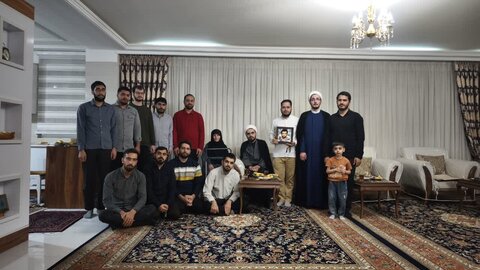 دیدار طلاب مدرسه علمیه آیت الله آخوند(ره) با مادر شهید رضا رمضانی پور