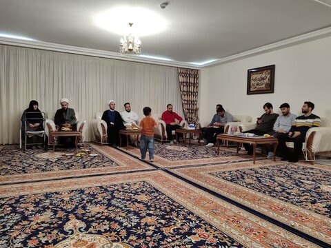 دیدار طلاب مدرسه علمیه آیت الله آخوند(ره) با مادر شهید رضا رمضانی پور