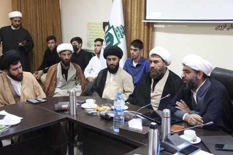 تصاویر / نشست مسئول مرکز راهبری جذب حوزه های علمیه کشور با مدیران وطلاب جهادی مدارس علمیه استان قزوین