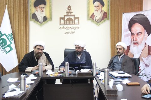 تصاویر / نشست مسئول مرکز راهبری جذب حوزه های علمیه کشور با مدیران وطلاب جهادی مدارس علمیه استان قزوین