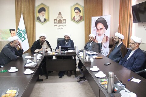 تصاویر / نشست مسئول مرکز راهبری جذب حوزه های علمیه کشور با مدیران وطلاب جهادی مدارس علمیه استان قزوین