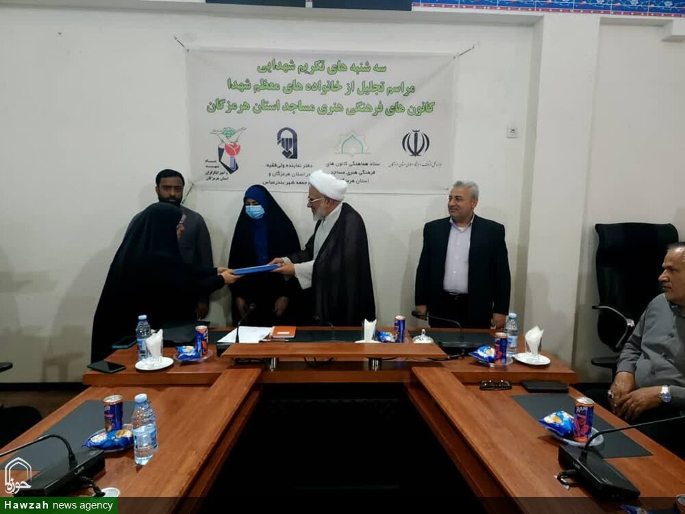 خانواده‌ شهدا در تقویت هویت فرهنگی و انقلابی جامعه، نقشی بی‌بدیل دارند