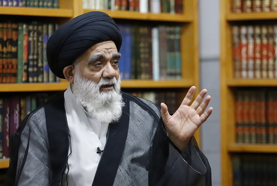 इमाम खुमैनी हाज शेख अब्दुल करीम हाएरी के स्कूल की तरबीयत का समर हैं इमाम खुमैनी हाज शेख अब्दुल करीम हाएरी के स्कूल की तरबीयत का समर हैं